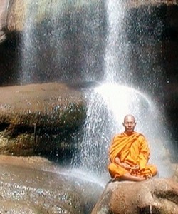 Abbot_of_Watkungtaphao_in_Tat_Hong_Waterfall