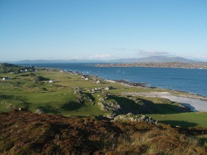 800px-Iona_Island_-_View_of_Baile_Mòr_and_the_abbey
