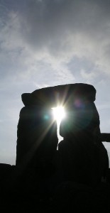 Stonehenge_sun_through_trilith_April_2005