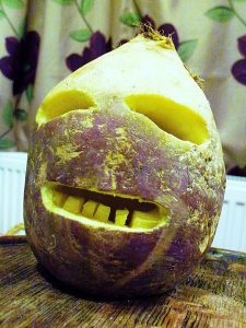 450px-traditional_cornish_jack-o-lantern_made_from_a_turnip